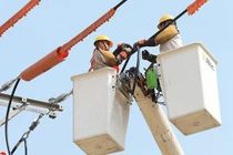 Công nhân ngành điện đang bảo dưỡng đường dây (ảnh LM)