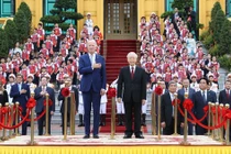 Tổng Bí thư Nguyễn Phú Trọng và Tổng thống Hoa Kỳ Joe Biden trên bục danh dự, thực hiện nghi thức chào cờ