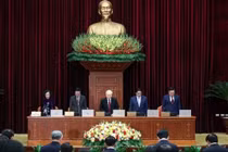 Trung ương dành một phút tưởng niệm cố Phó Thủ tướng Chính phủ Lê Văn Thành và các nạn nhân bị thiệt mạng bởi thiên tai, hỏa hoạn vừa qua - Ảnh: VGP/Nhật Bắc