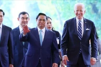 Thủ tướng Phạm Minh Chính chào mừng Tổng thống Joe Biden tới thăm Việt Nam đúng vào dịp kỷ niệm 10 năm xác lập khuôn khổ Đối tác toàn diện - Ảnh: VGP/Nhật Bắc