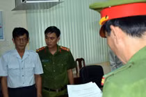 Công an đọc lệnh quyết định khởi tố, bắt giam bị can Trần Hồng Nguyên.