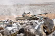 Xe tăng quân đội Syria trên sa mạc Palmyra. Ảnh Al-Masdar News