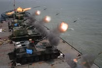 Quân đội Trung Quốc diễn tập pháo kích trên biển. Ảnh Truyền hình Trung Quốc CCTV.