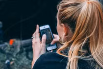 Người dùng cần cập nhật bản vá lỗi của Apple. Ảnh Unsplash