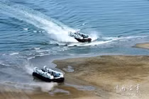 Hải quân Trung Quốc diễn tập đổ bộ với tàu đổ bộ đệm khí Type 726A LCAC. Ảnh Chinamil.