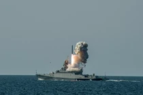 Chiến hạm Nga phóng tên lửa hành trình Kalibre. Ảnh Bộ Quốc phòng Nga.