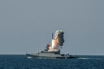 Chiến hạm Nga phóng tên lửa hành trình Kalibre. Ảnh Bộ Quốc phòng Nga.