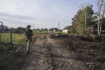 Quân nhân Nga trong làng Spornoe (Ảnh: TASS)