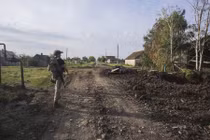 Quân nhân Nga trong làng Spornoe (Ảnh: TASS)