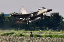 Một máy bay chiến đấu cất cánh từ đường cao tốc ở Pingtung, miền nam Đài Loan, trong cuộc diễn tập quân sự Han Kuang tháng 9/2022 (Ảnh: AFP)