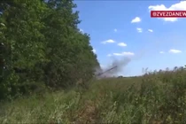 Pháo tự hành Nga Msta-S bắn phá chiến tuyến của quân đội Ukraine trên chiến trường Donetsk. Ảnh minh họa video Zvezda.
