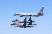 Máy bay ném bom chiến lược tầm xa Trung Quốc H-6K bay diễn tập chiến đấu trên vùng nước đảo Đài Loan. Ảnh South China Morning Post