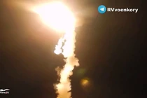 Tên lửa hành trình chống hạm P-800 Oniks tấn công. Ảnh video RusVesna.