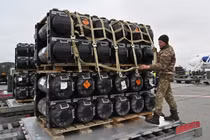 Mỹ chuyển giao vũ khí, bao gồm cả FGM-148 Javelins cho Ukraine. Ảnh RT