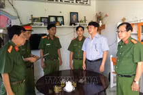 Cơ quan Cảnh sát điều tra Công an tỉnh Trà Vinh tống đạt quyết định khởi tố, lệnh bắt tạm giam bị can Trần Trường Sơn. Ảnh: TTXVN