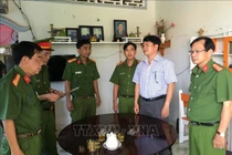 Cơ quan Cảnh sát điều tra Công an tỉnh Trà Vinh tống đạt quyết định khởi tố, lệnh bắt tạm giam bị can Trần Trường Sơn. Ảnh: TTXVN