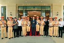 Lực lượng CSGT làm nhiệm vụ tại APEC 2017 chụp ảnh lưu niệm với Chủ tịch nước Trần Đại Quang