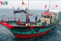 Tàu cá Trung Quốc vi phạm vùng biển Việt Nam bị bắt giữ và xử lý (ảnh VOV)
