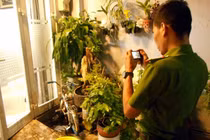 Lực lượng Công an đang tiến hành ghi nhận hiện trường vụ việc nhà riêng của nhà báo Hải Châu bị uy hiếp bằng dầu luyn vào tối 25/8