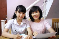 Nguyễn Đỗ Huyền Vi và mẹ. Ảnh: An Dy