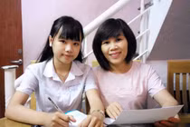 Nguyễn Đỗ Huyền Vi và mẹ. Ảnh: An Dy