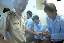 Sau gần 10 tiếng đồng hồ vượt bão biển, tối 14/9, tàu Hải quân 360 thuộc Bộ tư lệnh vùng 3 đã cứu hộ thành công đưa 12 ngư dân gặp nạn ngoài khơi về bờ an toàn.