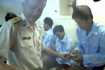 Sau gần 10 tiếng đồng hồ vượt bão biển, tối 14/9, tàu Hải quân 360 thuộc Bộ tư lệnh vùng 3 đã cứu hộ thành công đưa 12 ngư dân gặp nạn ngoài khơi về bờ an toàn.