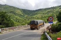 Hàng loạt xe đầu kéo 6 trục tải trọng lớn chở hàng hóa, Bô xít rầm rập đổ bộ từ Lâm Đồng về Cam Ranh (Khánh Hòa) đang đẩy QL 27B trước nguy cơ bị băm nát, hư hỏng do quá tải và mất an toàn giao thông.