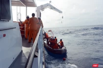 Sau nhiều giờ tìm kiếm và cứu nạn, tối ngày 13/12, tàu SAR 412 đã đưa 07 ngư dân trên tàu cá QB 92869 TS bị chìm trên biển về bờ an toàn.