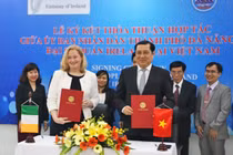 Chủ tịch UBND TP Đà Nẵng Huỳnh Đức Thơ và bà Cáit Moran, Đại sứ Ai-len tại Việt Nam tại buổi ký kết (ảnh: danang.gov.vn)