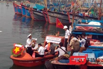 Sáng 14/3, Hội Cán bộ chiến sỹ Trường Sa 83 (CQ88) tại Đà Nẵng đã tổ chức thả hoa đăng, tưởng niệm 64 cán bộ chiến sỹ hi sinh ngày 14/3/1988 tại đảo Gạc Ma (Trường Sa)