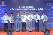  Bí thư tỉnh ủy Thanh Hóa Đỗ Trọng Hưng (thứ 3 từ phải qua) chúc mừng các đơn vị nhóm đầu
