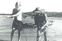  Bác Hồ kéo lưới cùng ngư dân Sầm Sơn tháng 7.1960