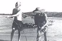  Bác Hồ kéo lưới cùng ngư dân Sầm Sơn tháng 7.1960