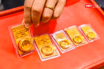 Giá vàng SJC, vàng nhẫn sáng 31/7 đảo chiều, đồng loạt giảm từ 300.000 đồng/lượng. Ảnh minh họa.