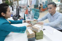 Người dân vẫn ưu tiên gửi tiền vào ngân hàng bất chấp lãi suất giảm