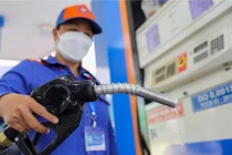 Giá xăng RON 95 tiến sát 21.500 đồng/lít