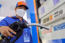 Giá xăng RON 95 tiến sát 21.500 đồng/lít