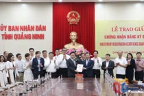 Lãnh đạo tỉnh Quảng Ninh trao giấy chứng nhận đăng ký đầu tư cho Foxconn (Ảnh: Báo Quảng Ninh)