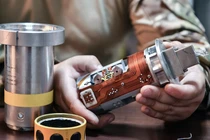 Chuyên gia quân sự Nga kiểm tra một thiết bị trên tên lửa ATACMS của Mỹ (Ảnh: Sputnik)