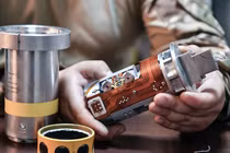 Chuyên gia quân sự Nga kiểm tra một thiết bị trên tên lửa ATACMS của Mỹ (Ảnh: Sputnik)