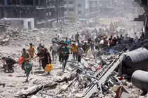 Người Palestine, những người quay trở lại trại tị nạn Jabalia ở phía bắc Dải Gaza để kiểm tra nhà của họ, chạy trốn sau khi một trường học bị Israel tấn công vào ngày 30/5/2024. Ảnh: AFP.