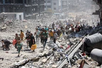 Người Palestine, những người quay trở lại trại tị nạn Jabalia ở phía bắc Dải Gaza để kiểm tra nhà của họ, chạy trốn sau khi một trường học bị Israel tấn công vào ngày 30/5/2024. Ảnh: AFP.