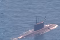 Một tàu ngầm Nga được máy bay tuần tra hàng hải P-3 của NATO chụp ảnh khi đang di chuyển ở biển Baltic (Ảnh: NATO)