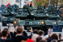 Xe tăng Nga di chuyển dọc theo một con phố ở Moscow vào ngày diễn tập cho cuộc duyệt binh kỷ niệm 80 năm chiến thắng Đức Quốc xã, ngày 3/5. Ảnh: Reuters.