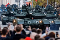 Xe tăng Nga di chuyển dọc theo một con phố ở Moscow vào ngày diễn tập cho cuộc duyệt binh kỷ niệm 80 năm chiến thắng Đức Quốc xã, ngày 3/5. Ảnh: Reuters.