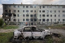 Địa điểm tòa nhà chung cư bị máy bay không người lái tấn công tại Kharkov, Ukraine ngày 18/8. Ảnh: Reuters.