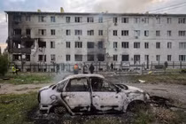 Địa điểm tòa nhà chung cư bị máy bay không người lái tấn công tại Kharkov, Ukraine ngày 18/8. Ảnh: Reuters.