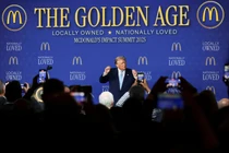 Tổng thống Mỹ Donald Trump nhảy trên sân khấu sau bài phát biểu của ông tại Hội nghị thượng đỉnh tác động của McDonald's tại Khách sạn Westin ở Washington, D.C., Mỹ ngày 17/11. Ảnh: Reuters.