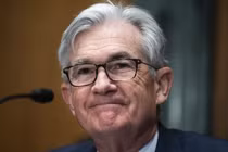 Chủ tịch Fed Jerome Powell đang phải cân bằng giữa hai nhiệm vụ chống lạm phát và bình ổn hệ thống tài chính (Ảnh: Bloomberg)